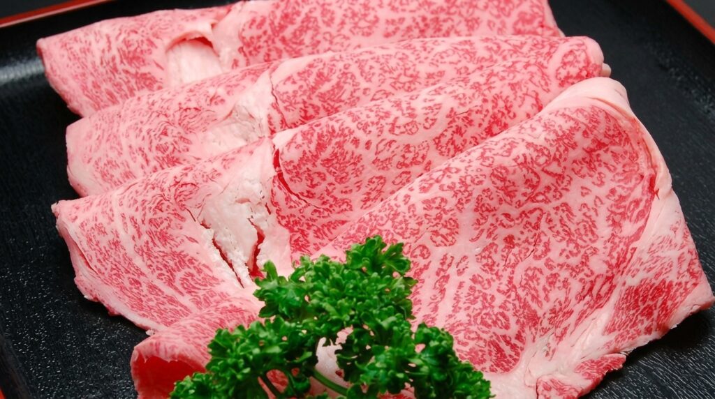 3. 週末のご褒美に！「極上の米沢牛スライスで味わうすき焼き・しゃぶしゃぶ」